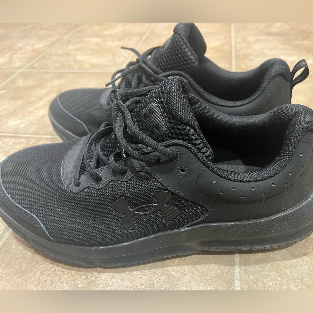 Under Armour men’s 11.5 2E Black Sneakers